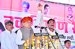 Chief Minister Bhupinder Singh Hooda with former deputy chairman of the state Planning Board Ranjit Singh at the Nav Nirman Rally in Sirsa.