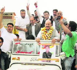 PCC president Kaul Singh being welcomed by supporters at Una on Monday.