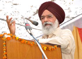 Padma Shri awardee, Punjabi poet Surjit Patar speaks at the national conference, organised at the Punjabi University Regional Centre in Bathinda on Tuesday