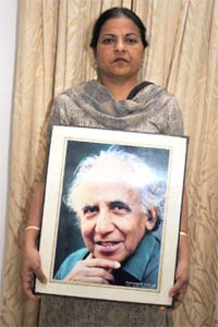 Balwant Gargis niece, Amita Mohan, with his photograph