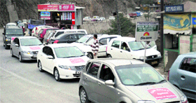 Members of the Jewellers Association hold a car rally in Shimla on Tuesday.