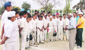 Desh Prem Azad interacts with the cricket players in Ludhiana on Tuesday.