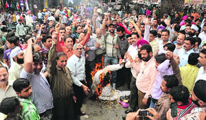 Jewellers burn an effigy of the Central Government in Ludhiana against the duty imposed on jewellry in the Union Budget. 