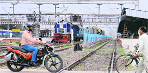 Not caring much about their lives, commuters cross railway tracks without any fear. Despite the fact that a number of accidents have taken place here in the past, no measures have been taken to check the practice