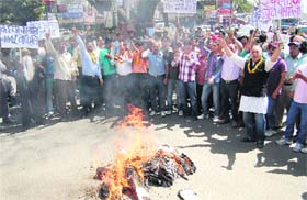 Striking jewellers burn an effigy of the Union Government in Dehradun on Wednesday