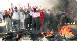 Sikhs protest Balwant Singh Rajoanas proposed hanging in the Gadigarh area in Jammu on Wednesday.