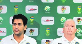 MS Dhoni (L) and Duncan Fletcher address journalists during a press conference after their arrival in Johannesburg on Wednesday