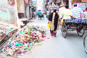 Streets on way to the Golden Temple shrine littered with garbage in Amritsar