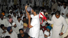 Gidderbaha MLA Amrinder Singh Warring "Raja" lodges a protest outside the Kot Bhai police station in Gidderbaha sub-division on Thursday.