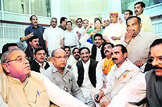 BJP MLAs hold a dharna at the Vidhan Sabha after boycotting the vote of confidence; 
