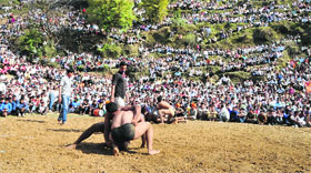 Thousands of spectators witness Chhinj (wrestling bout) at the Nagaun khad in Sundernagar on the concluding day of the state-level Nalwar Fair on Thursday