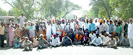 Residents of the Balar Mehma village blocked the Bathinda-Goniana road for over an hour on Friday. They were protesting against the increasing incidents of theft in their village and the inability of the police force in nabbing the culprits