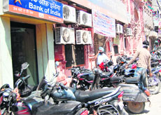 In the absence of parking space, majority of visitors to the banks are left with no option but to park their vehicles on the roadside in  Amritsar. As a result, traffic chaos is the order of the day in areas where these establishments are located. 