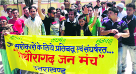 Members of the Pithoragarh Janmanch stage a demonstration against water crisis in Pithoragarh on Saturday.