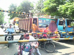Commuters struggling to cross closed level crossing at Rampur near Doraha.