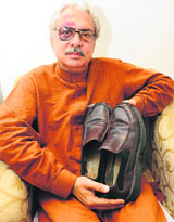 Deputy Attorney General of Pakistan Mohd Khursheed Khan shows CMs shoes in Chandigarh. 