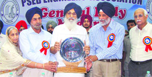 Chief Minister Parkash Singh Badal being felicitated by PSEB engineers in Patiala. 