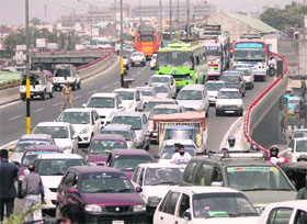 Vehicles caught in a traffic jam following the visit of Union Minister Ghulam Nabi Azad and other VIPs to unveil Maharaja Hari Singhs status near the Tawi bridge in Jammu on Sunday.