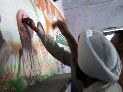 After a debacle in the recent held assembly elections, while some senior Congress leaders are indulging in mud-slinging to damage the reputation of their opponents in the party, some local Congress leaders in Faridkot on Monday went to the extent of blackening the poster of PPCC chief Amarinder Singh in the main chowk of the town, blaming him for the partys defeat in the polls.