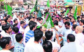 INLD activists stage a dharna in favour of jewellers in the main market at Faridabad on Monday