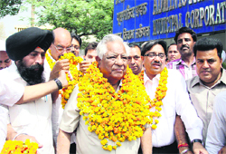 Local Bodies Minister Chunni Lal Bhagat being welcomed at the Municipal Corporation office in Jalandhar 