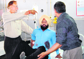 Doctors treat an injured Sarabjit Singh at Guru Nanak Dev Hospital.