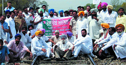 Farmers of Bathinda, under the banner of the District BJP Bathinda (Rural), squat on the railway tracks at Kotfatta railway station during a protest
