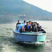Union Minister of State for Urban Development Saugata Roy inspects the Dal Lake. 