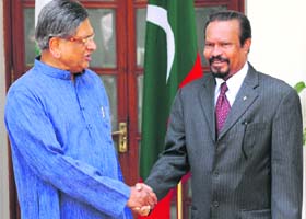 Foreign Minister SM Krishna with his Maldives counterpart Abdul Samad Abdulla