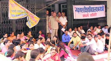 Lt-Gen TPS Rawat (retd), President, Uttarakhand Raksha Morcha, addresses the agitating teaching and non-teaching staff at HNB Garhwal University at Srinagar