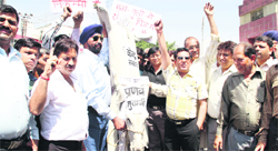 Striking jewellers stage a demonstration in support of their demands in Dehradun