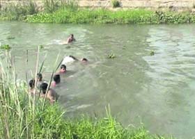 Divers look for Manjus body in the Delhi branch of the West Yamuna Canal near Rohat village on Wednesday