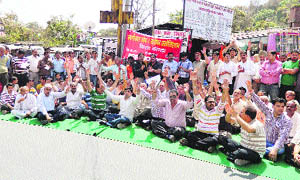 Goldsmiths stage a dharna in Kangra on Tuesday. 