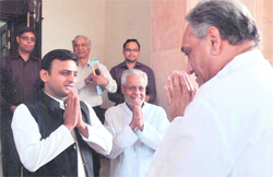 Uttarakhand Chief Minister Vijay Bahuguna and UP Chief Minister Akhilesh Yadav in Lucknow