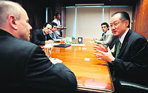 US nominee for the World Bank Presidency, Jim Yong Kim (R) speaks with Brazilian Finance Minister Guido Mantega during an audience at the Finance Ministry in Brasilia, on Thursday. Kim is a Korea-born American anthropologist and physician known for fighting to bring medical services to poor communities across the world. The World Bank Group's board of directors is scheduled to select its next president this month. 