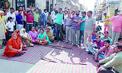 Residents of Patap Nagar stage protest against the rise in incidents of snatching in their locality in Bathinda on Saturday