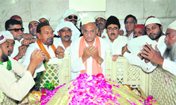 Chief Minister Vijay Bahguna at the Piran Kaliyar shrine near Roorkee 