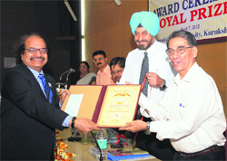 Prof T Ramasamy, Secretary to the Union Government, confers Goyal Prize for applied sciences on Prof Ganpati D. Yadav at KU on Saturday.