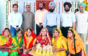 Students of GND University Regional Campus in a jubilant mood after recieving prizes at Jashan-2012 in Jalandhar.