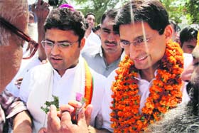 Rohtak MP Deepender Singh Hooda (right) and Sirsa MP Ashok Tanwar are received by Himachal Mela organisers at Boswal in Fatehabad on Sunday