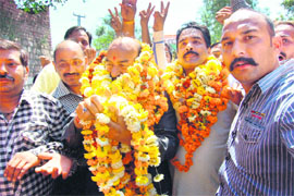 HPCC president Kaul Singh being welcomed by Congress workers at Jawalamukhi on Sunday.