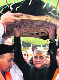 Zardari carries a chader at the Ajmer dargah