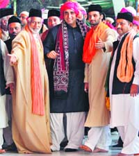 Bilawal Bhutto Zardari (C) at the shrine of Khwaja Moinuddin Chishti at Ajmer on Sunday