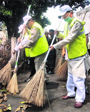 Assam Chief Minister Tarun Gogoi (R), MLA Robin Bordoloi and State Health Minister Himanta Biswa Sarma participate in a cleanliness drive at Panbazar in Guwahati on Sunday.