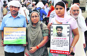 Dalbir Kaur and Swapandeep (with Sarabjits pic) in Ajmer on Sunday. 