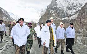 Pakistans army chief Gen Ashfaq Parvez Kayani visits the site where an avalanche hit a military camp in Siachen