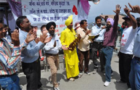 Volunteers of the United Welfare Society and Lok Chetna Manch, Nathana, perform at a blood donation camp held at the ridge in Shimla. Seventy units of blood were donated by the volunteers as well as tourists on the occasion. 
