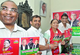 State president of the Samajwadi Party Usha Yadav (second from right) with party leaders releases the manifesto for the MCD poll in New Delhi on Monday.