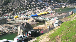 A view of a traffic jam on the Rohtang-Marhi-Manali road. 