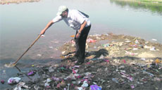 Brig (retd) Uttam Singh removes filth from the Tawi riverbed in Jammu. 